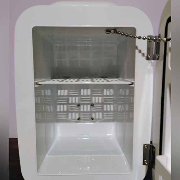 Perfect for kids going away to school Mini Fridge NEW - Picture 2 of 8